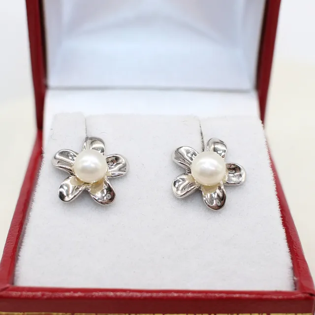 PEARL FLOWER STYLE EARRINGS.