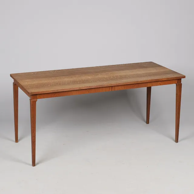 FRITS HENNINGSEN (1889-1965). TILSKREVET. Rektangulært sofabord af eg med tilspidsede ben, antageligvis udført hos snedkermester Frits Henningesen, Danmark, ca. 1940/50'erne.