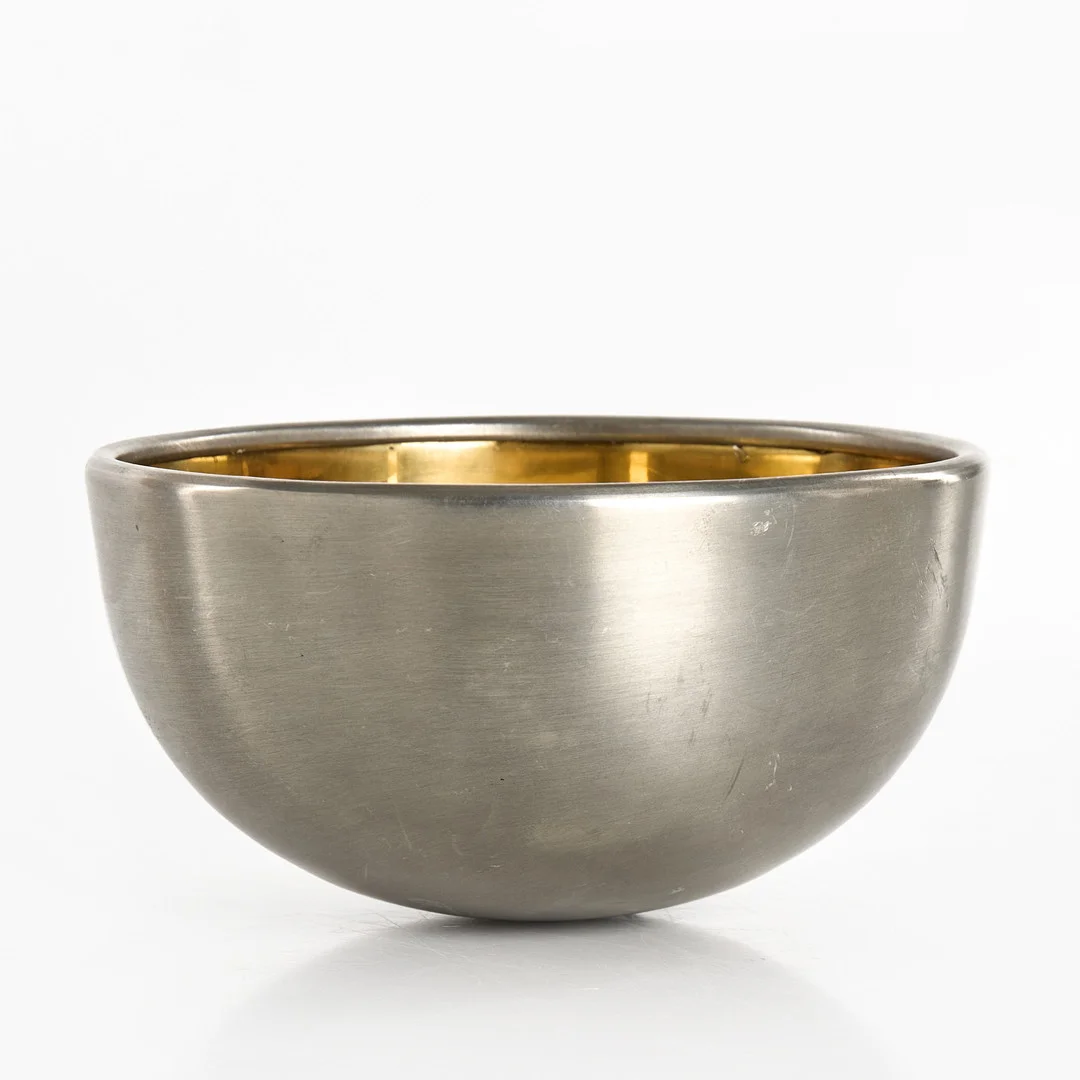 SEBASTIAN SCHILDT. Skål för Firma Svenskt Tenn, tenn, invändigt med förgyllning, stämplade undertill med änglamärket samt. — Pewter, Brass & Copper — Crafoord Auktioner Stockholm