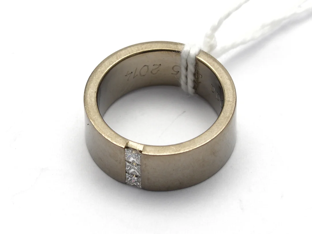 Ring titan Ø17 ¼ 4,2g graverad med diamanter 3x ca 0,08ct Princesslipade TW, VS — Smycken/Ring — Kaplans