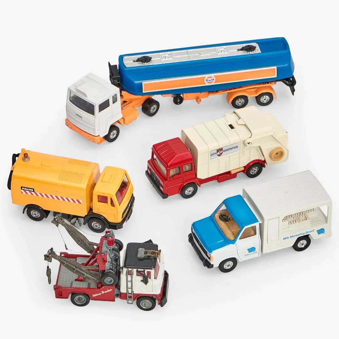 CORGI TOYS. Modellbilar, 5 st, bland annat Gulf Ford Truck och Faun Road Sweeper. — Model cars — Crafoord Auktioner Stockholm