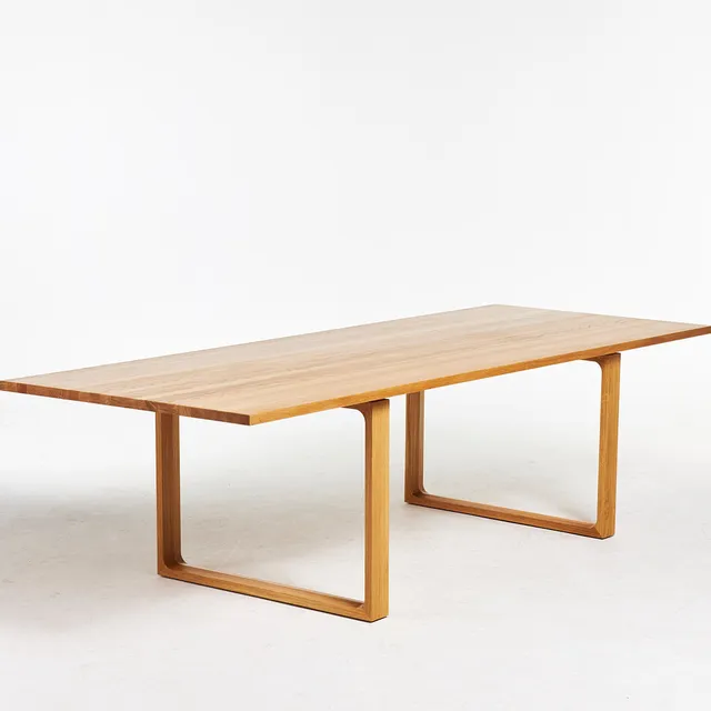CECILIE MANZ. Matbord, "Essay CM32", för Fritz Hansen, Oljad Ek, Samtida.