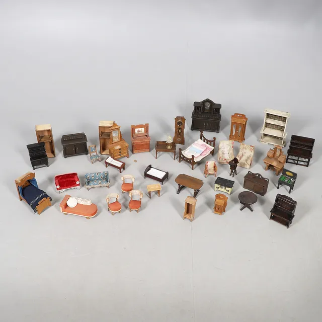 LARGE QTY OF DOLLS HOUSE FURNITURE.