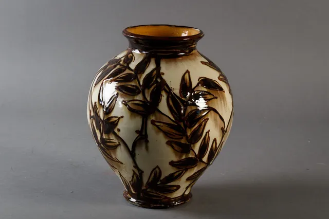 Herman A. Kähler. Vase af keramik dekoreret med kohornsglasur