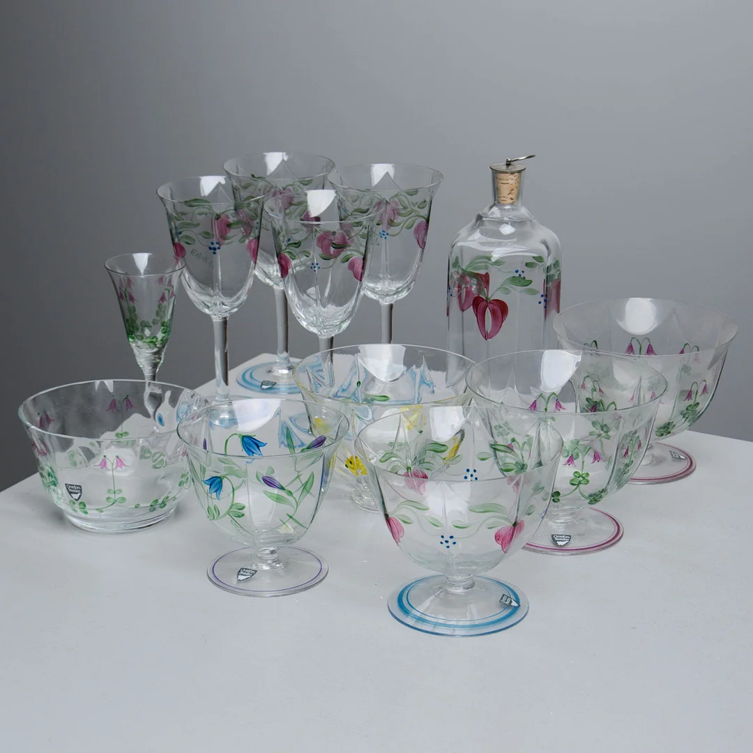 EVA ENGLUND. 12 delar, bland annat "Maja" & "Linnea", Orrefors. — Art glass — Formstad Auktioner