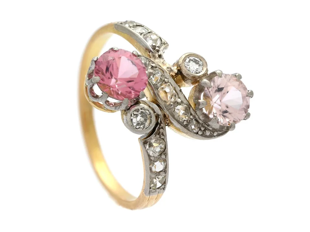 RING, 18K guld/platina, rosa turmaliner ca 1,03 ctv, gammal- och antikslipade diamanter ca 0,30 ctv, Belle Epoque, antik, Frankrike, tidigt 1900-tal, stl 17 mm, vikt 3,8 g, två diamanter är utbytta, enstaka diamanter har nagg och skador. — Smycken/Ring — Kaplans
