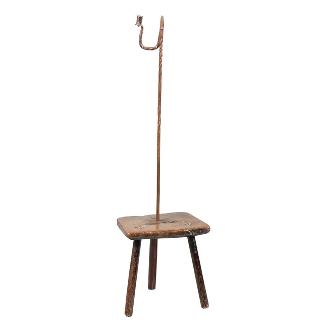 AN 18TH CENTURY WROUGHT IRON CANDLE HOLDER.