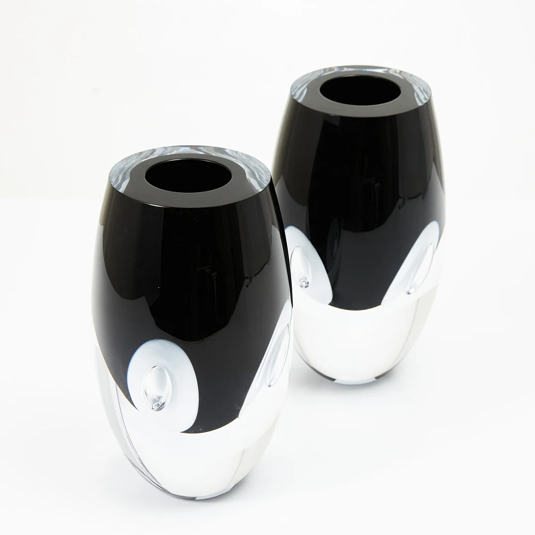 TIMO SARPANEVA. glasskulpturer, 2 st, "Claritas", signerade Timo Sarpaneva, svart och klart glas, 2006, Iittala. — Art glass — Stockholms Auktionsverk Magasin 5