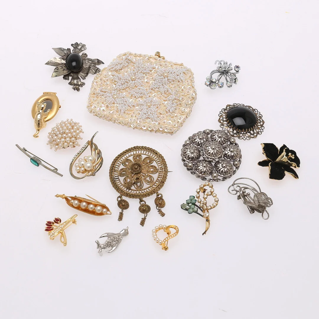 BROSCHER, 16 st, samt PORTMONÄ. — Brooches & Pendants — Auktionshuset Thelin & Johansson