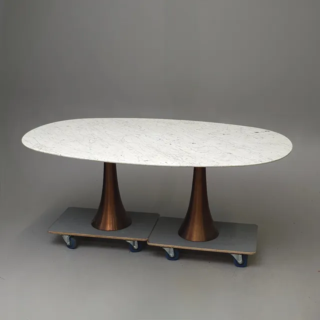 ANGELO MANGIAROTTI (1921-2012). MESA DE COMEDOR CON SOBRE OVALADO EN MÁRMOL BELGA SOBRE DOS PEDESTALES EN BRONCE. AÑOS 70.