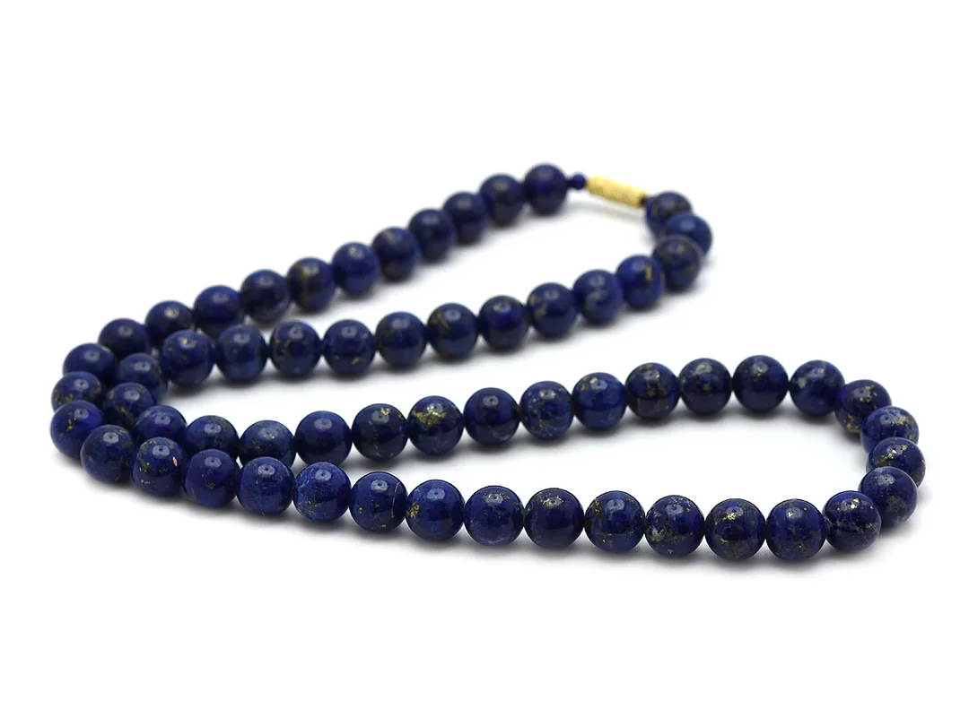 COLLIER, kulor av lapis lazuli ca 10 mm, lås i gul metall, längd 62 cm. — Smycken/Collier — Kaplans