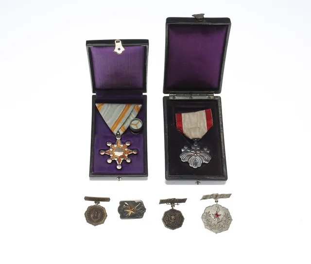 MEDALJER/MÄRKEN, japan, 6 st, 1900-tal.