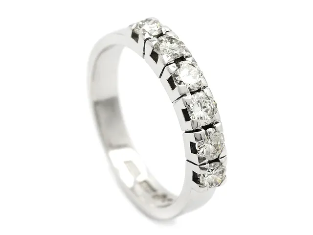 ALLIANSRING, 18K vitguld, 6 briljantslipade diamanter 0,72 ctv enligt gravyr, ca W-TCr(H-I)/VS, Örns, Göteborg 1975, stl 17,5 mm, vikt 4,7 g, en diamant med skada vid rondist.