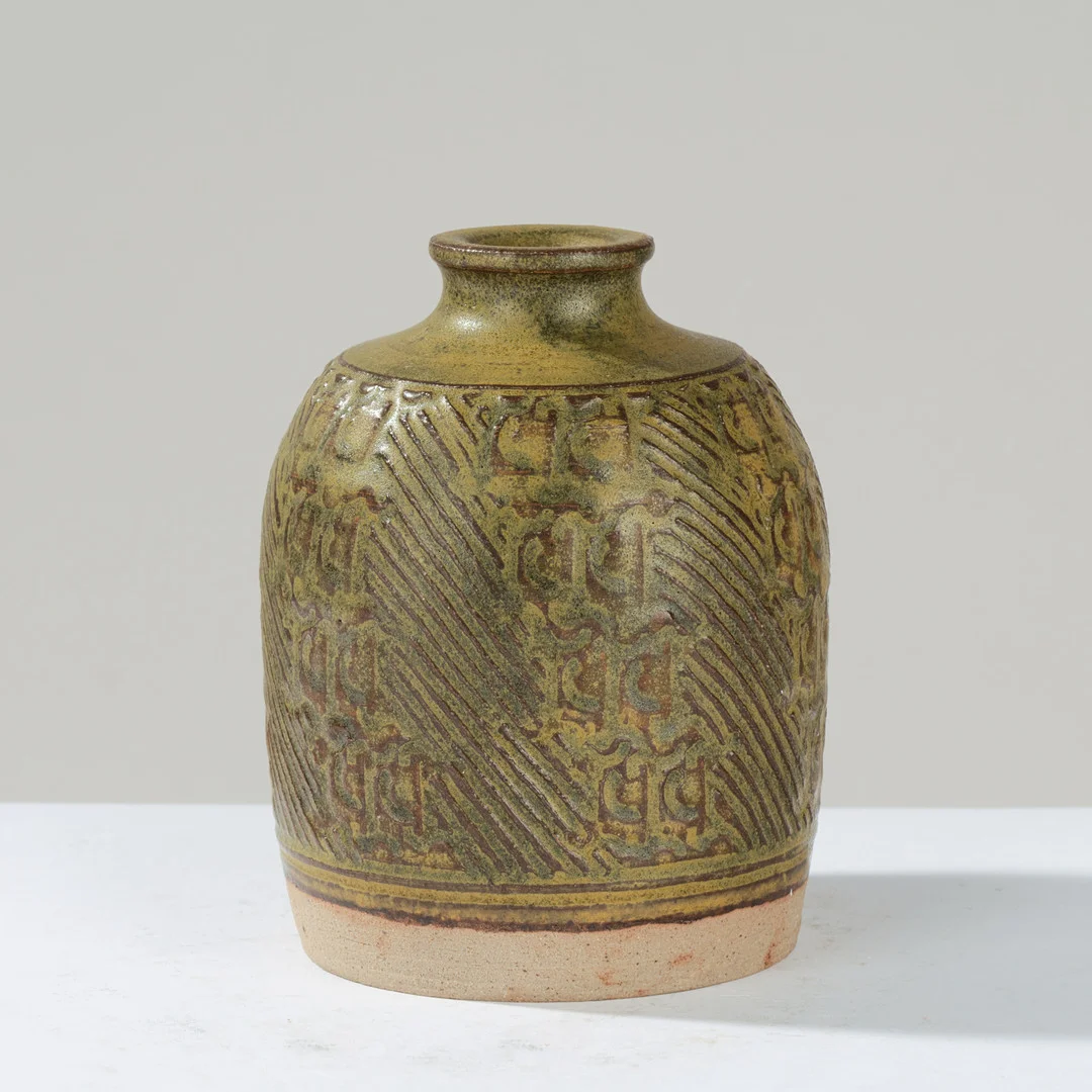 ERIK REIFF. Lille vase af delvis glaseret stentøj, modelleret med rillet relieffmønster, eget værksted, Danmark, 1900-tallets anden halvdel. — European — Palsgaard Kunstauktioner