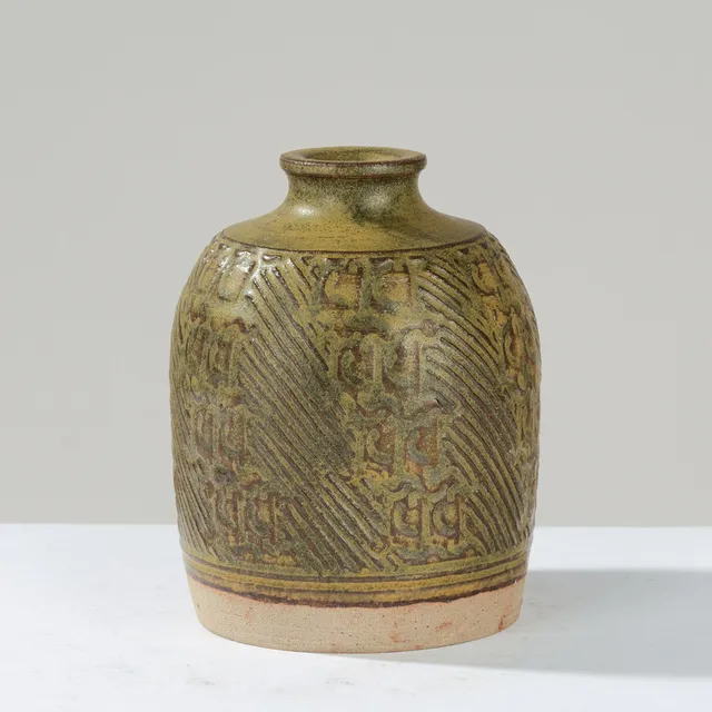 ERIK REIFF. Lille vase af delvis glaseret stentøj, modelleret med rillet relieffmønster, eget værksted, Danmark, 1900-tallets anden halvdel.