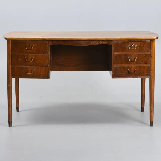 DANSK MØBELDESIGN. Fritstående skrivebord af valnød. Danmark, 1950'erne.