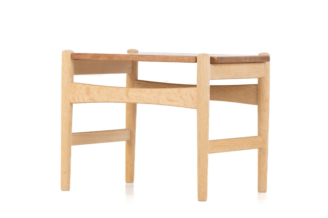 Hans J. Wegner. Side table / bedside table of oak and teak — Furniture/Coffee tables, occasional tables — Lauritz