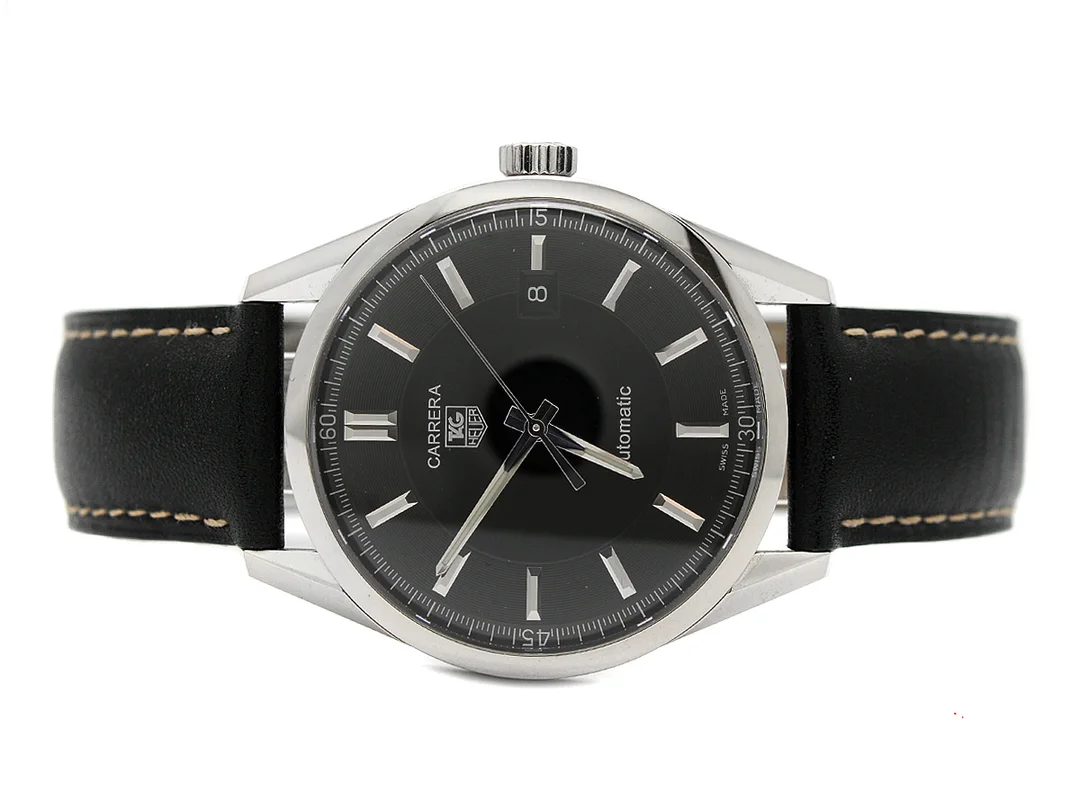 TAG HEUER, Carrera, Cal 5 (ETA 2824-2), Serie nr. EWN3824, Ref nr. WV211B.FC6202, Boett nr. WV211B-1, herrur, 39 mm, stål, automatisk, safirglas, datum, glasbaksida, läderband, viklås, Ref nr. FC-5014, cert, januari 2011, box, ytterkartong. — Klockor/Tag Heuer — Kaplans