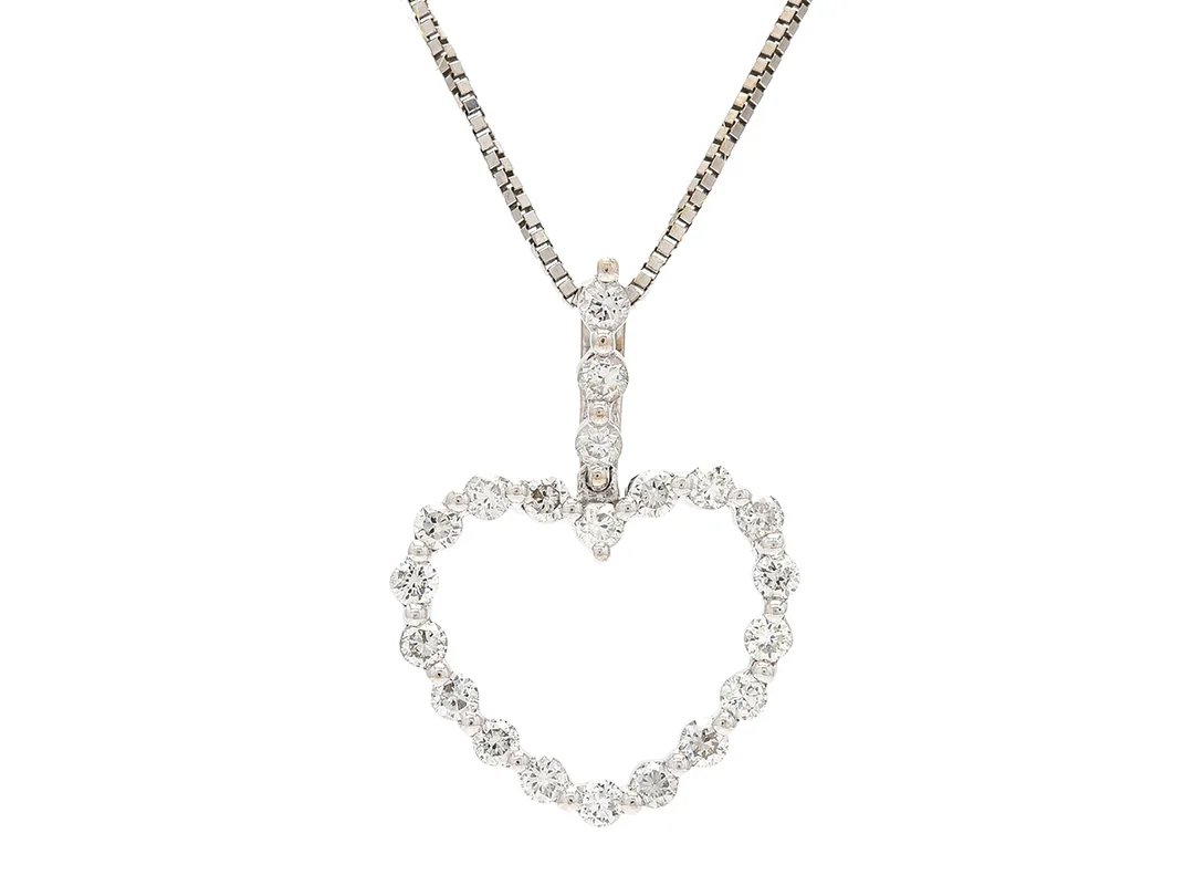 HÄNGE/KEDJA, hjärta, 18K vitguld, 21 briljantslipade diamanter ca 0,38 ctv, ca W(H)/VS-SI, längd 42 cm, vikt 2,8 g. — Smycken/Hänge med kedja — Kaplans