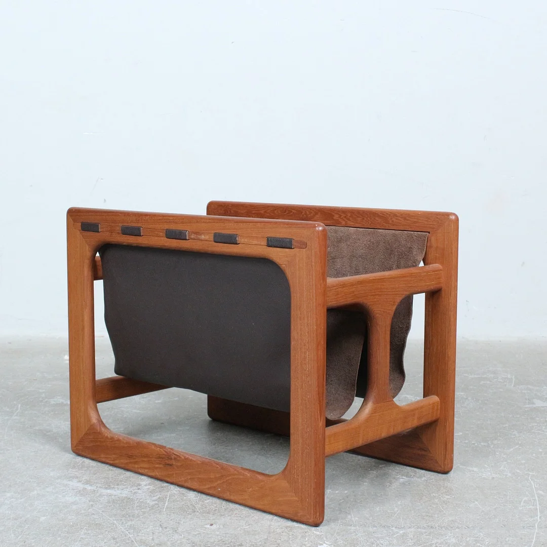 AKSEL KJERSGAARD. Salin Møbler, Zeitungsständer / Zeitungshalter, Teak, Leder, 1960er Jahre, Dänemark. — Other — Stockholms Auktionsverk Düsseldorf/Neuss