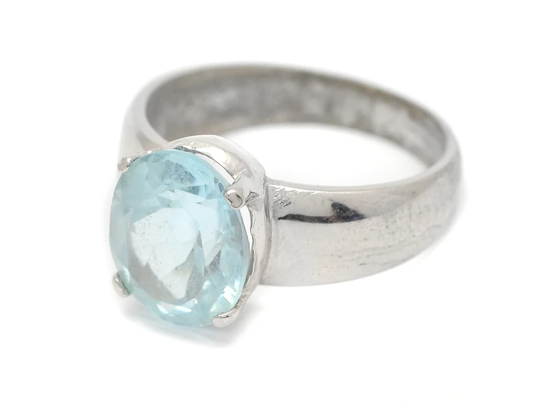 RING, silver, oval fasetterad blå topas, stl 17,75 mm, vikt 4,9 g. — Smycken/Ring — Kaplans