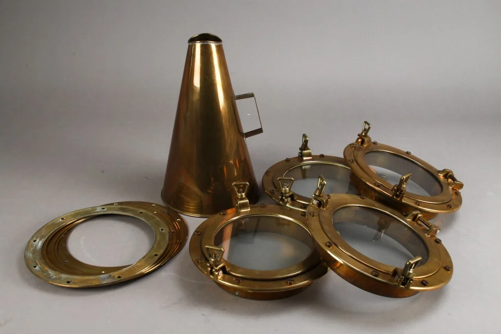 Collection maritime consisting of 4 portholes and megaphone in brass (5). — Hobby and collectibles/Collectibles — Lauritz