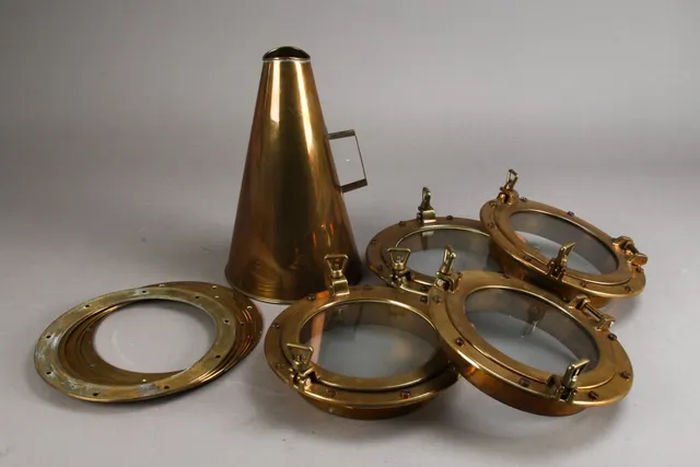 Collection maritime consisting of 4 portholes and megaphone in brass (5).