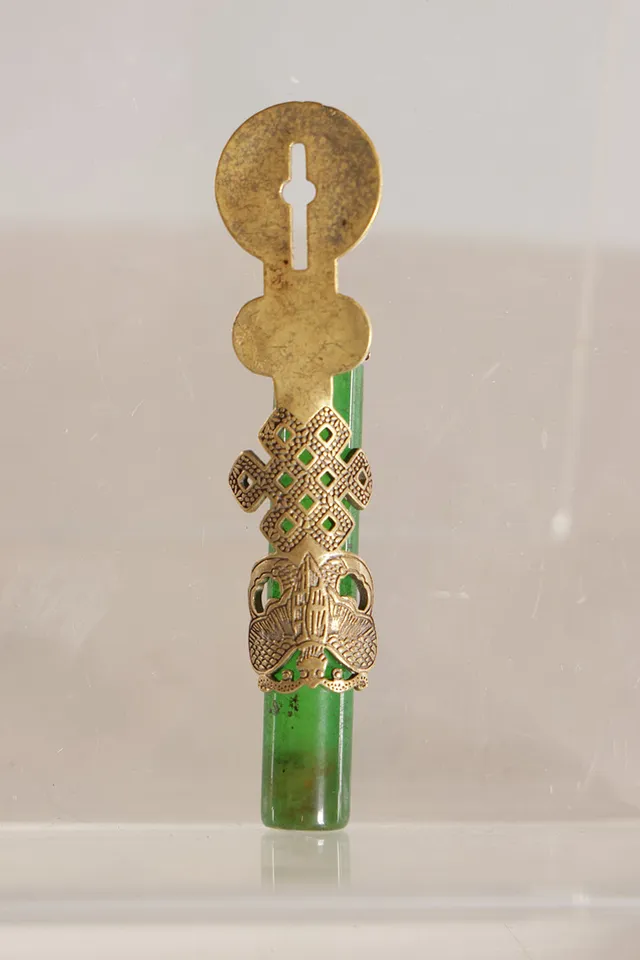 Kinesisk jade, montering af dekoreret messing.