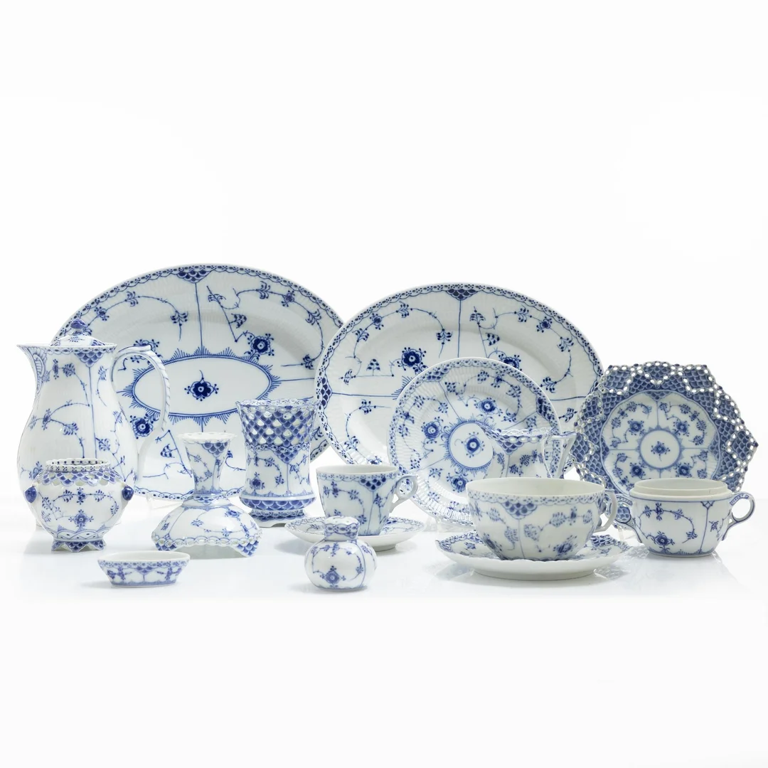 Royal Copenhagen, servisdelar, 27 st, "Musselmalet", Danmark. — Keramik & Porslin/Serviser — Bukowskis