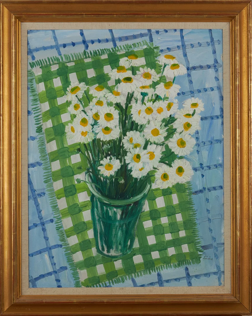 EVY LÅÅS. Prästkragar mot rutig duk, signerad Låås, olja på pannå. — Paintings — Stockholms Auktionsverk Magasin 5