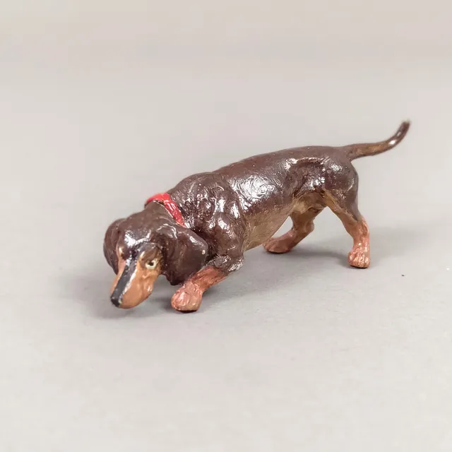 SCHNÜFFELNDER DACKEL - Tierfigur in der Art der Wiener Bronze, 20. Jh.