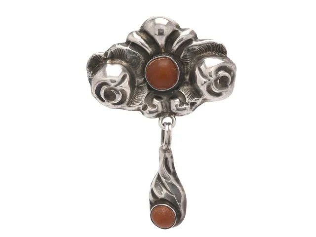 BROSCH, silver, karneol, Jugend, troligen Norge, 1900-talets början, höjd 5,5 cm, vikt 4,7 g.