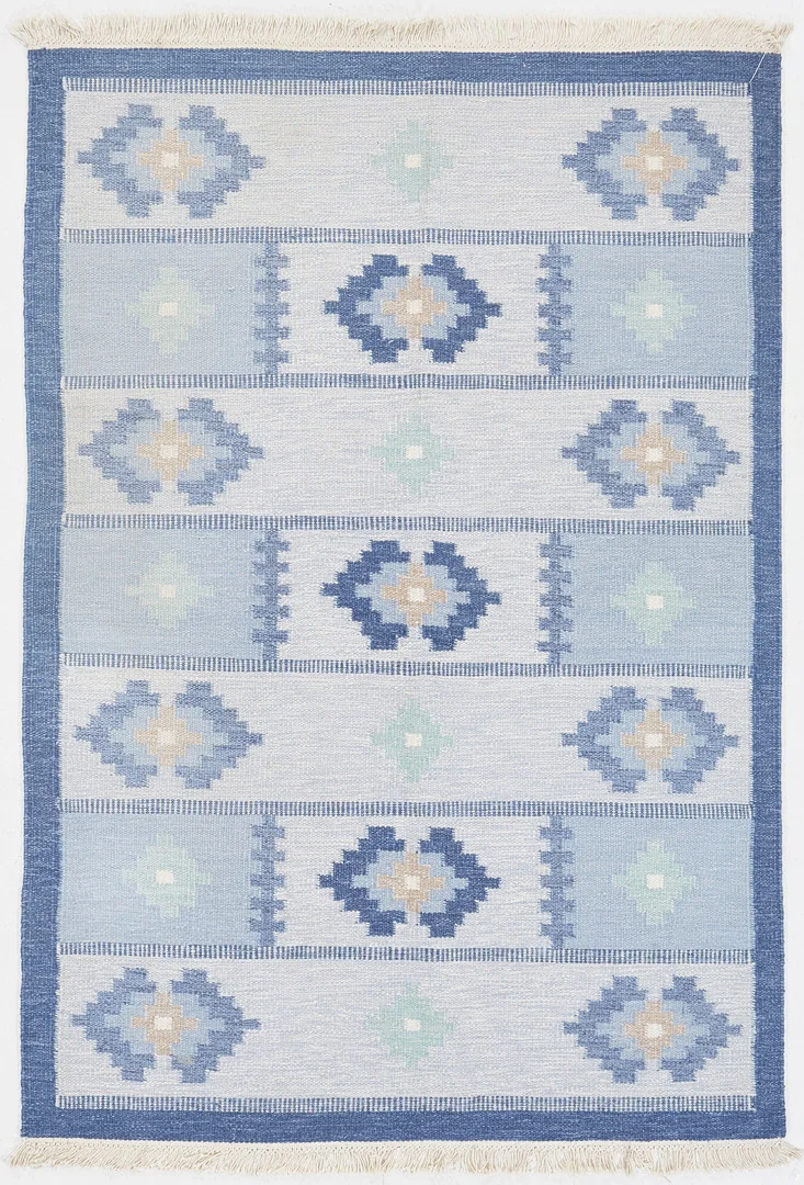 MATTA, rölakan, Sverige 1950-/60-tal, blå botten. — European Carpets & Textiles — Stockholms Auktionsverk Magasin 5