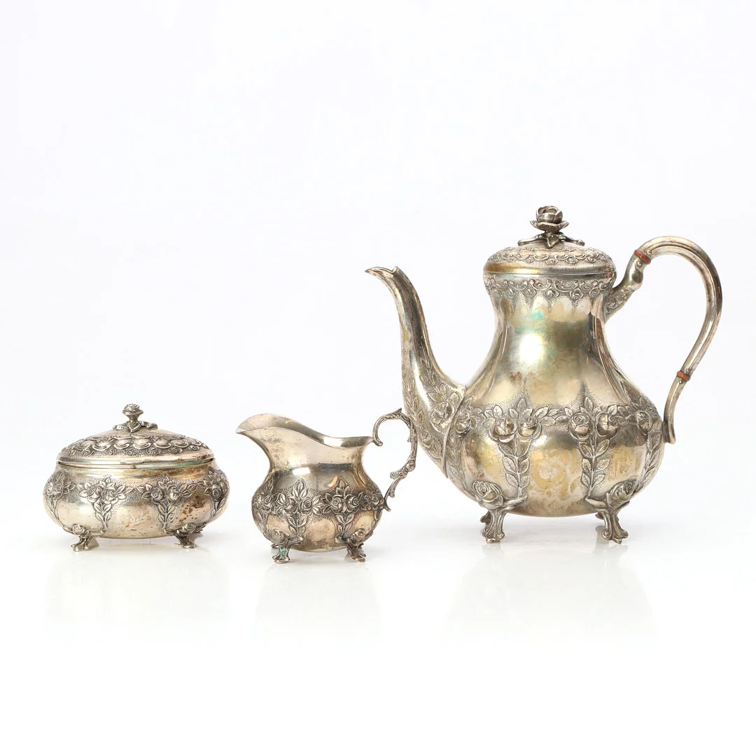 MOCCASET, TRE DELAR. Silver. Rokokostil, 1900-tal. Svenska imporstämplar. Vikt ca 795 gram. — Silver — Skånes Auktionsverk