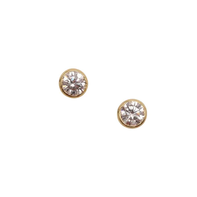 A PAIR OF DIAMOND STUD EARRINGS.