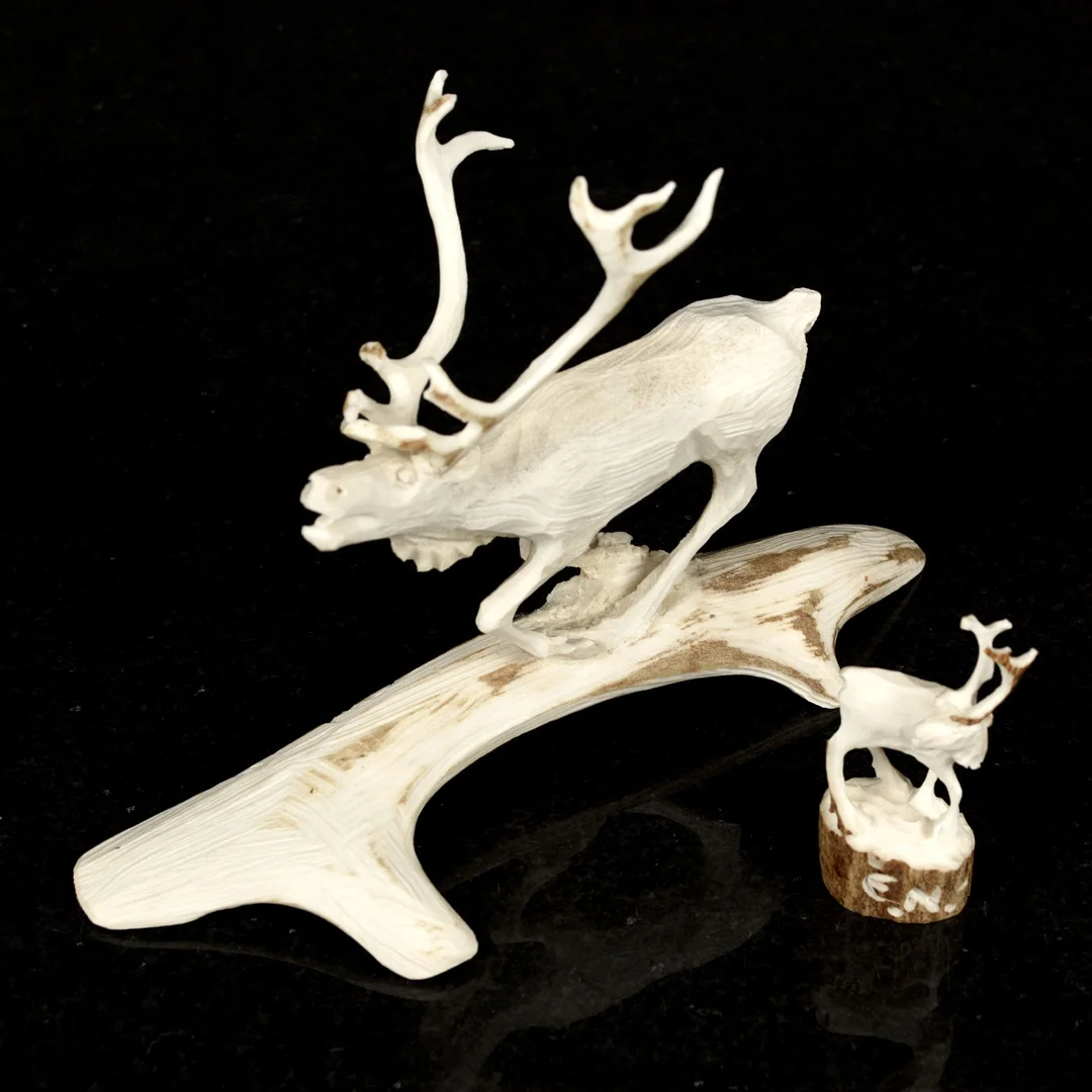 ERIK NORBERG. RENHORNS-SKULPTURER, Signerade, år 1964, 2 Stycken. — Sami Arts & Crafts — Norrlands Auktionsverk