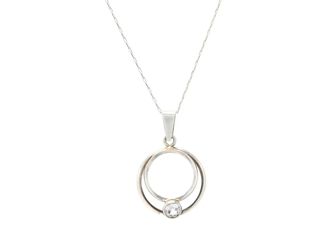 HÄNGE MED KEDJA, sterlingsilver, vit sten, Finland, höjd inklusive öglan 30,7 mm, längd 47 cm, vikt 2,4 g. — Smycken/Hänge med kedja — Kaplans