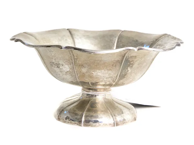 Skål på fot, S830 99,6g, graverad P.W, höjd 6,5cm Ø14cm