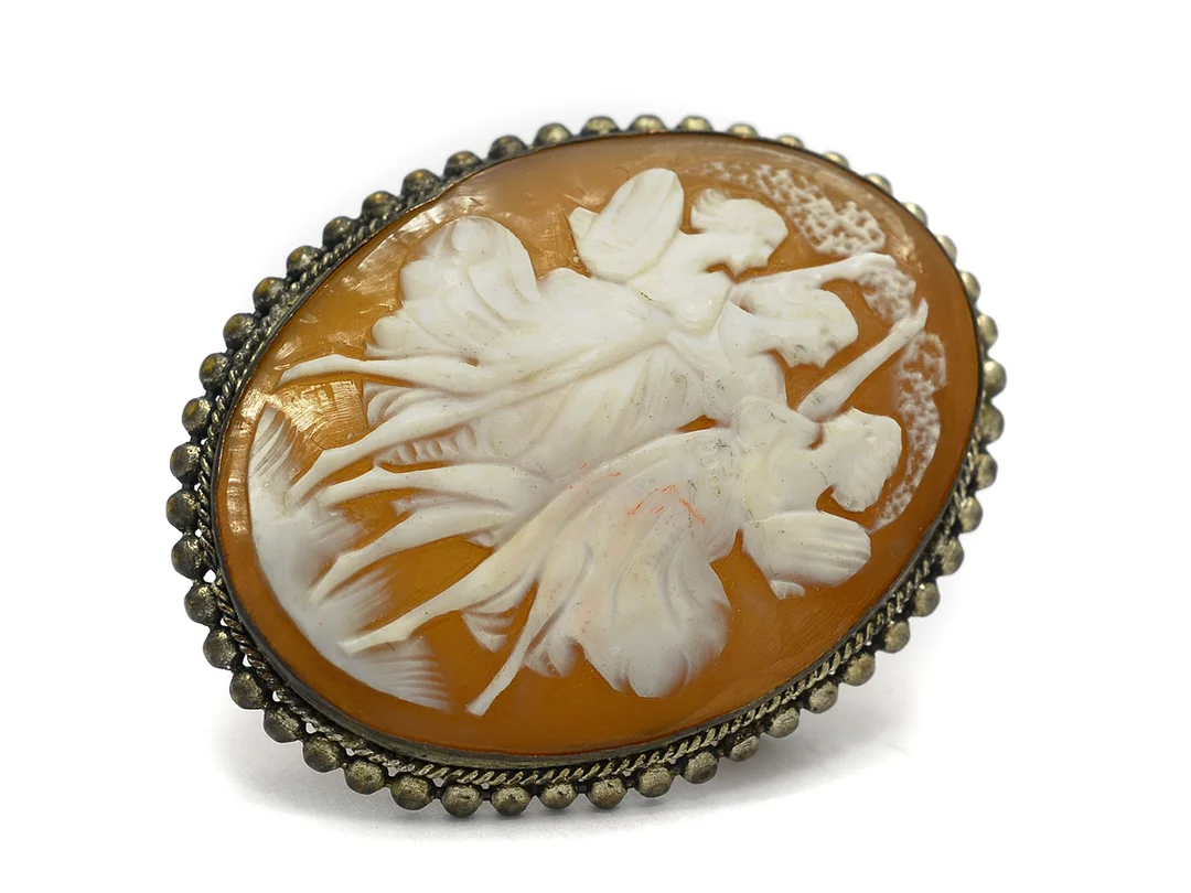 HÄNGE/BROSCH, vitmetall, snäckskalscamé, mått 3,7 x 4,5 cm. — Smycken/Hänge — Kaplans