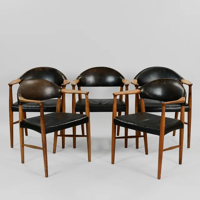 KURT OLSEN. Sæt på fem armstole af palisander og teak, betræk af læder, Slagelse Møbelværk, Model 223, Danmark, 1950'erne, (5).