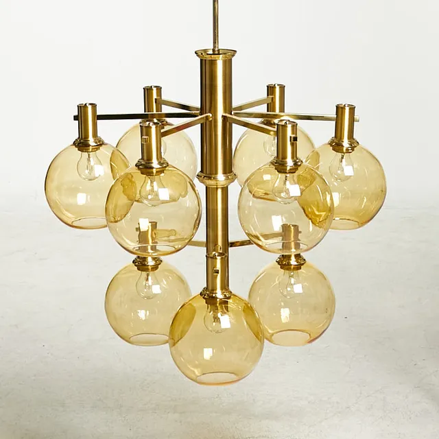 ERIK WÄRNÅ. Takkrona, stor modell, EWÅ, stomme i mässing med 9 lampglober i två nivåer, bärnstensfärgat glas från Rosdala glasbruk, 1960/70-tal.
