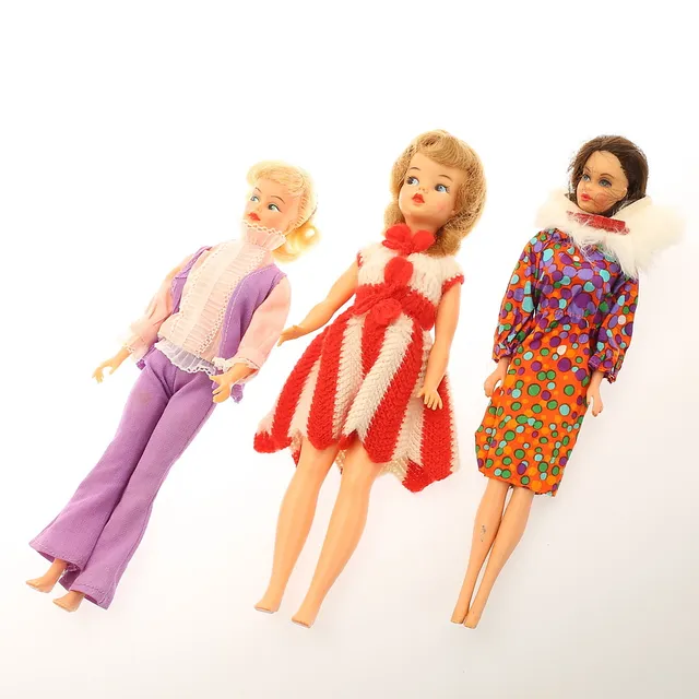 BARBIEDOCKOR, 3 stycken, med tillhörande kläder.
