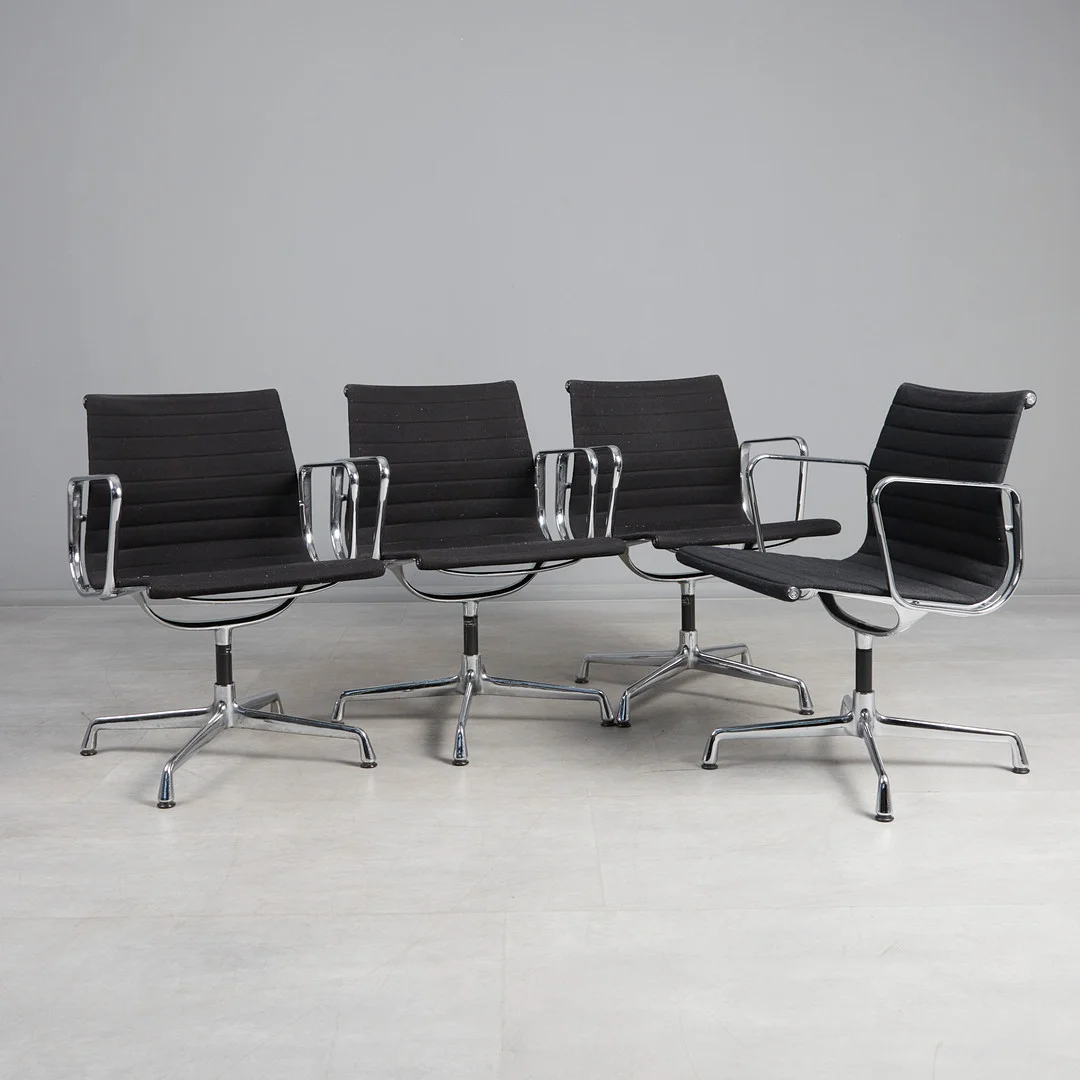 CHARLES & RAY EAMES. Vitra / Hermann Miller. Set Bürostühle / Aluminium Chairs, Modell 'EA 107', Aluminium, Hopsak, Entwurf 1958, Deutschland. (4). — Armchairs & Chairs — Stockholms Auktionsverk Köln