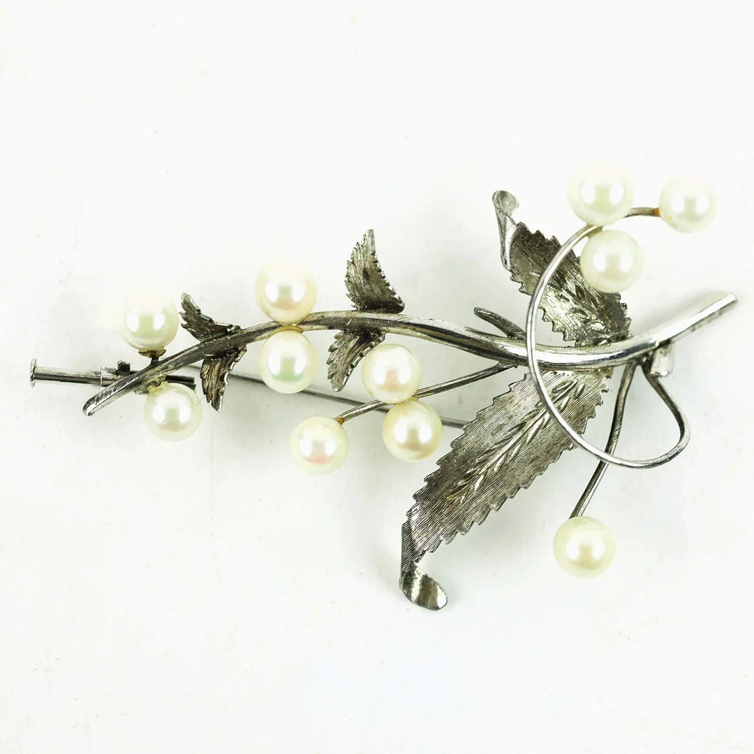 A 14CT WHITE GOLD AND PEARL BROOCH. — Brooches & Pendants — Lots Road Auctions