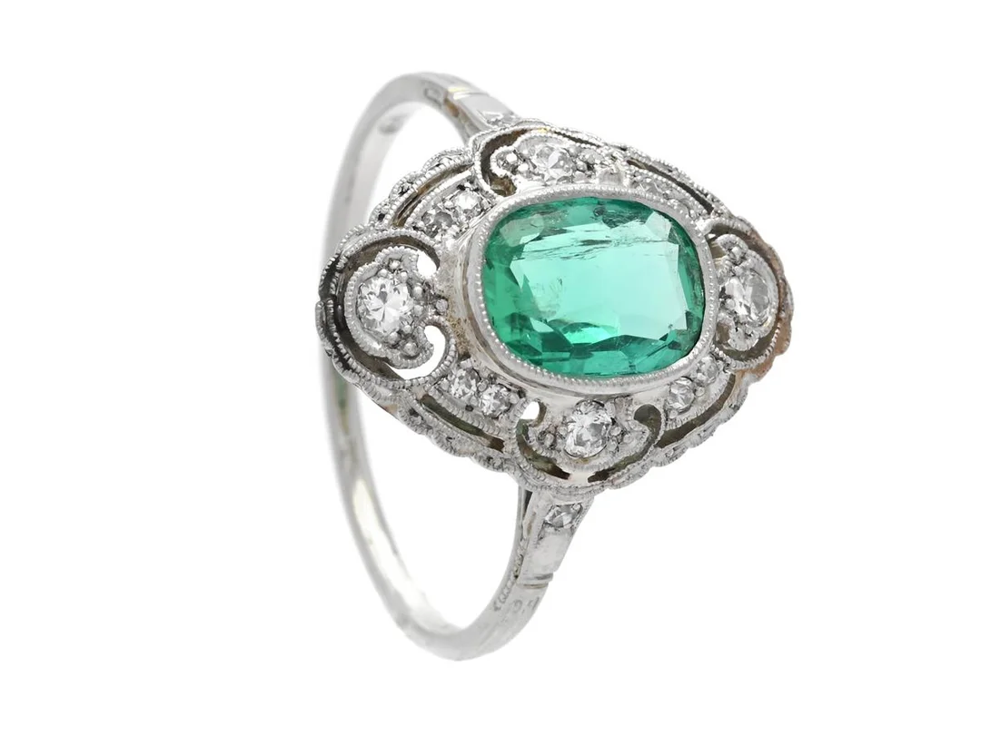 RING, 18K vitguld/platina, smaragd ca 0,80 ct, briljant- och åttkantslipade diamanter ca 0,15 ctv, ca TW/VS, stl 17,5 mm, vikt 2,9 g, smaragd med liten skada, nagg och inneslutningar som når ytan, lödningar i galleriet. — Smycken/Ring — Kaplans