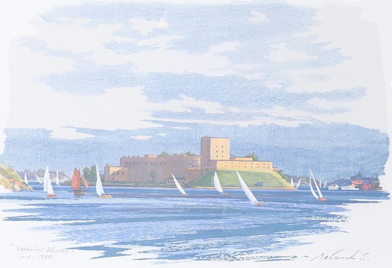 ROLAND SVENSSON. "Vaxholms kastell", färglitografi, provtryck, signerad samt daterad 1979. — Engravings & Prints — Gomér & Andersson Nyköping