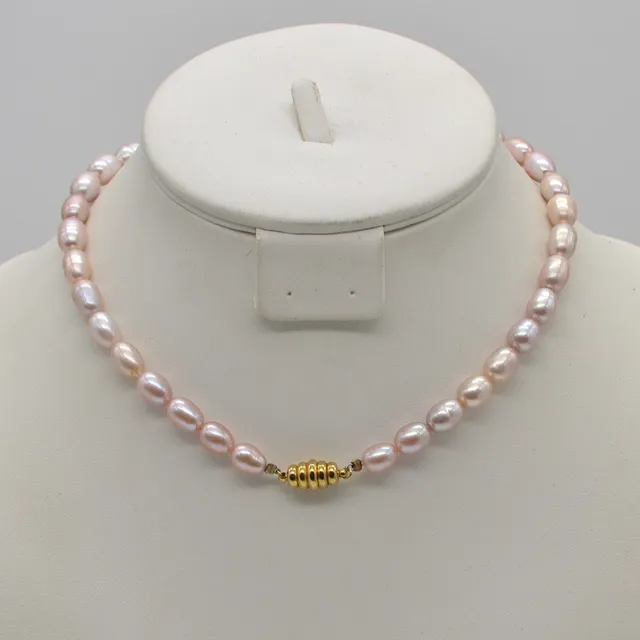 ZUCHTPERLENCOLLIER, ROSA-LÜSTER, ENTRUNDETE FORM, VERGOLDETER MAGNETVERSCHLUSS, 20. JAHRHUNDERT.