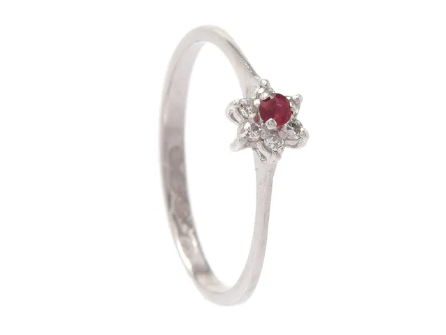 CARMOSÈRING, 18K vitguld, rubin, åttkantslipade diamanter ca 0,06 ctv, ca TW/VS, stl 17 mm, vikt 1,3 g.