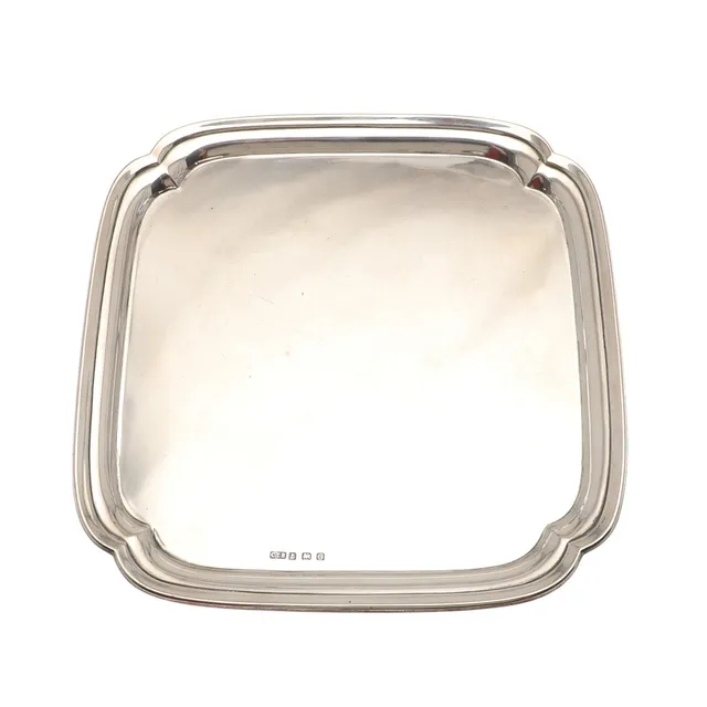 A SMALL EARLY 20TH CENTURY SILVER TRAY.