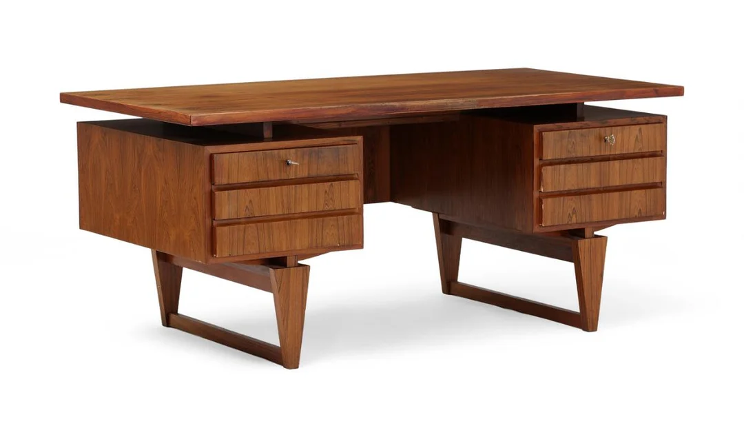 Freestanding writing desk of rosewood with floating top and V-shaped support frame. Front with six drawers. 1960s–1970s. H. 72 cm. W. 168.5 cm. D. 82 cm. — Modern Furniture — Bruun Rasmussen
